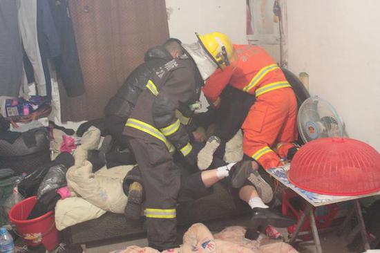 (民警和消防队员控制住想要自杀的小高)