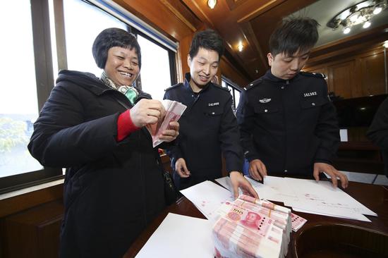 图为个别员工收到拖欠许久的工资。柯桥区分局供图