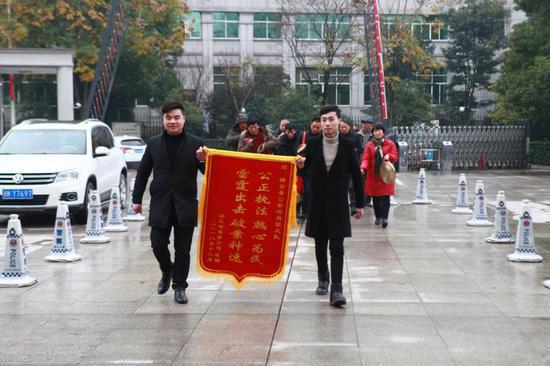 送来锦旗 胡昌清 摄