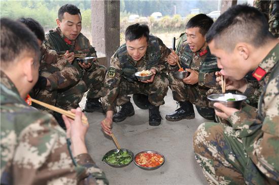 图为官兵们享用午餐。 胡港 摄