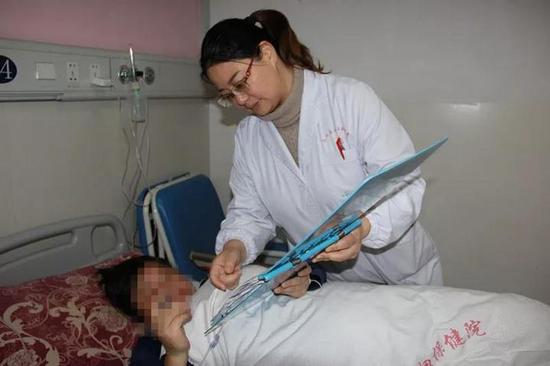 汪亚丽与计女士进行交流