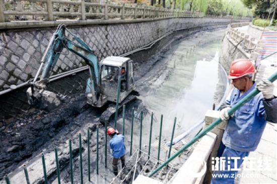 施工人员在杭州拱墅区连通港搭建排出口预处理系统