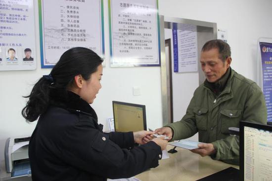 75岁老人“查无此人” 浙江民警千里取证助其落叶归根 。 黄佳悦 摄