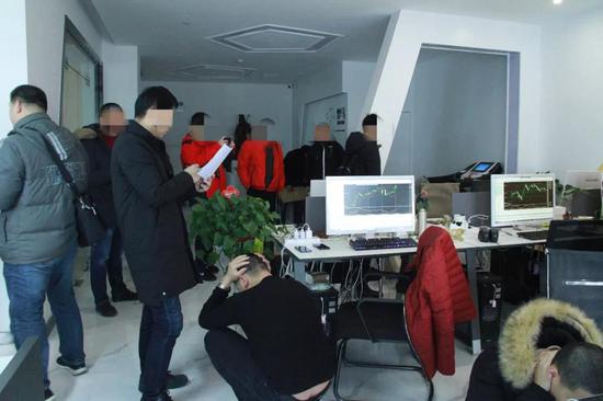 专案组收网时,嫌疑人电脑上仍显示股票信息