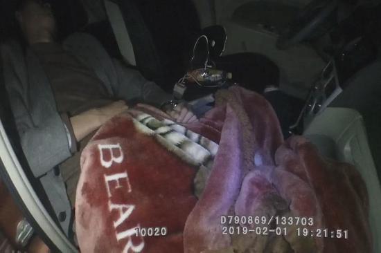 昏迷的男子手里还攥着一个打火机。 龙湾警方供图