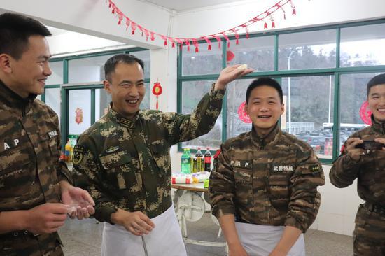 绍兴武警正包饺子。武警绍兴支队供图