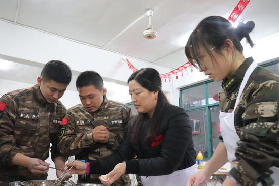 绍兴武警正包饺子。武警绍兴支队供图