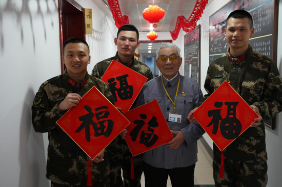 蔡兆铭与战士们共过新年。 范则迁 摄
