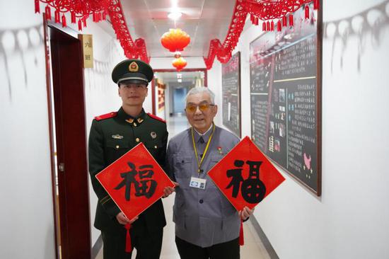 蔡兆铭与战士们共过新年。 范则迁 摄
