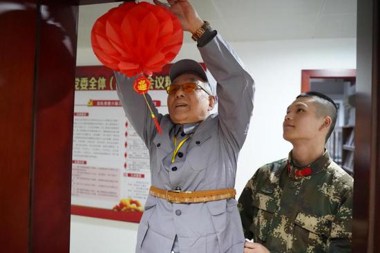 蔡兆铭与战士们共过新年。 范则迁 摄