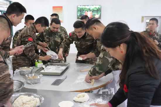 绍兴武警正包饺子。武警绍兴支队供图