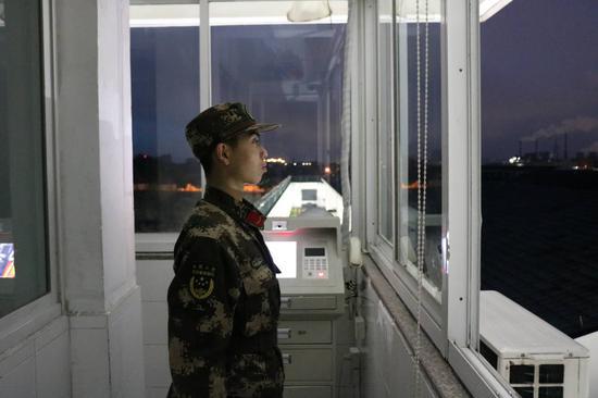 图为哨兵站岗。武警浙江省总队绍兴支队嵊州中队供图
