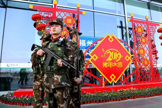 春节期间武警官兵在温州南站站岗执勤 温州武警供图