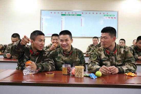 图为士兵正在观看影片。武警浙江省总队绍兴支队嵊州中队供图