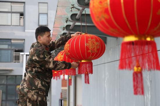 在营区挂上大红灯笼 温州武警供图