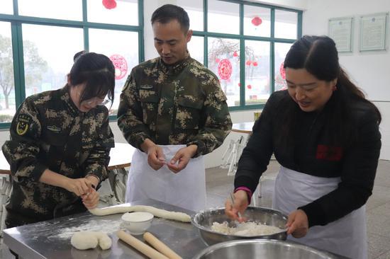 绍兴武警正包饺子。武警绍兴支队供图