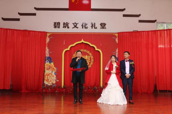 文化礼堂内的新式婚礼。玉壶镇供图