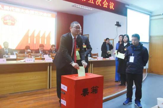 与会代表票决2019年政府性投资项目