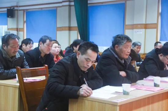 大会邀请县委党校党委书记、常务副校长赵明尧作代表履职培训。