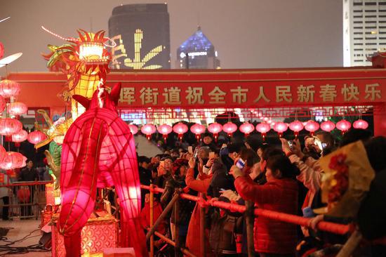图为:众多市民在看花灯。柱子(通?#23545;保?#25668;
