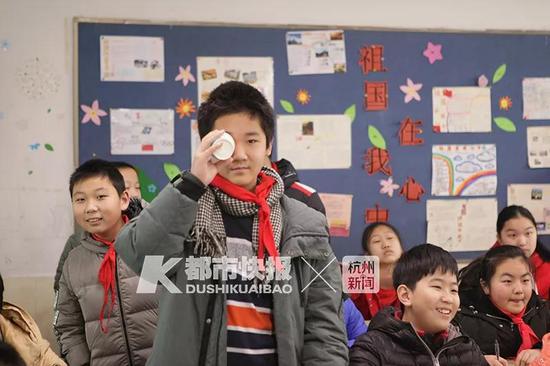 天长小学四年级小朋友测视力 学校供图