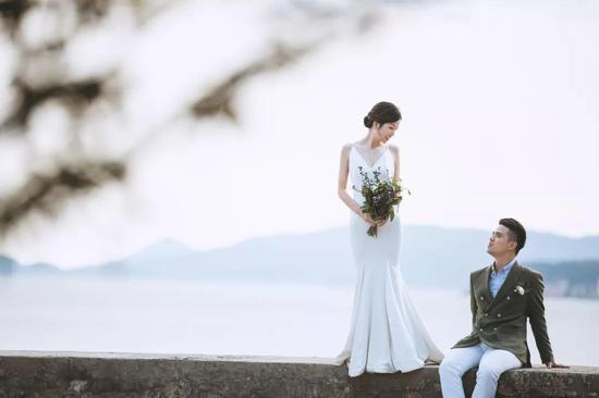 图为:吴欣泽与妻子的婚纱照。玉环公安供图