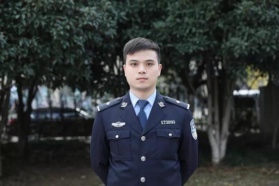 图为:浙江省玉环市公安局玉城派出所民警吴欣泽。玉环公安供图