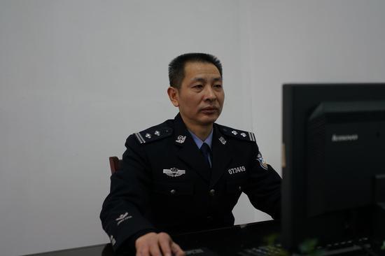 图为:民警陈欢聪。 林利军 摄