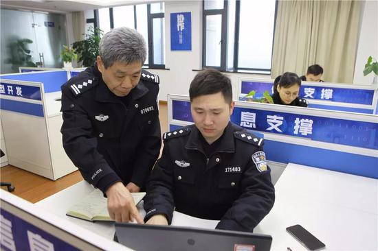 图为:方良明与同事交接工作 刘冰菲 摄