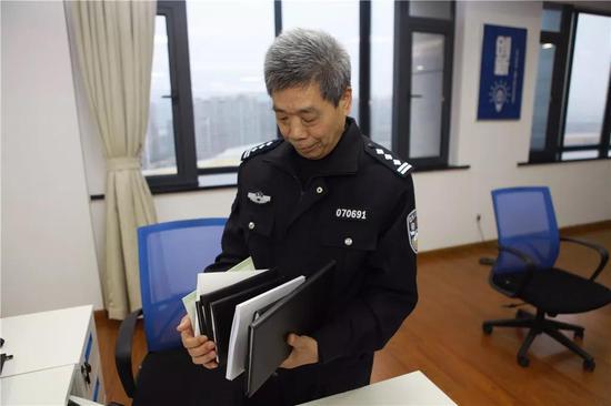 图为:方良明整理东西 刘冰菲 摄