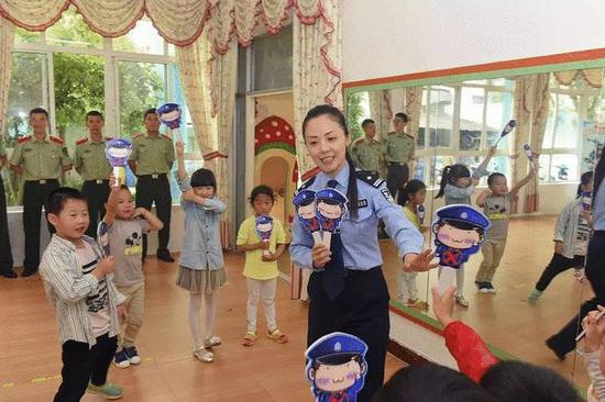杨美怡工作中。湖州公安提供