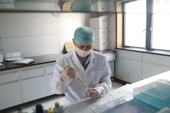 陆松尧看到孩子回到了妈妈的怀抱,嘱咐了几句便悄然离开。