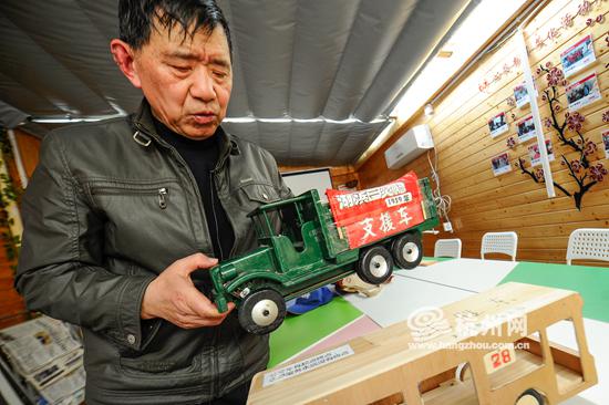 年近7旬公交达人 用车模记录了杭州公交的前世今生