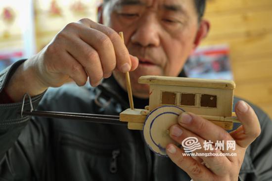 年近7旬公交达人 用车模记录了杭州公交的前世今生