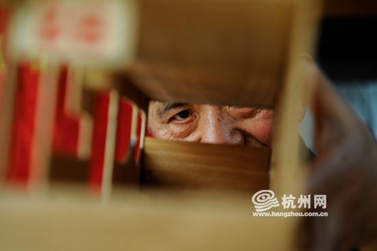 年近7旬公交达人 用车模记录了杭州公交的前世今生