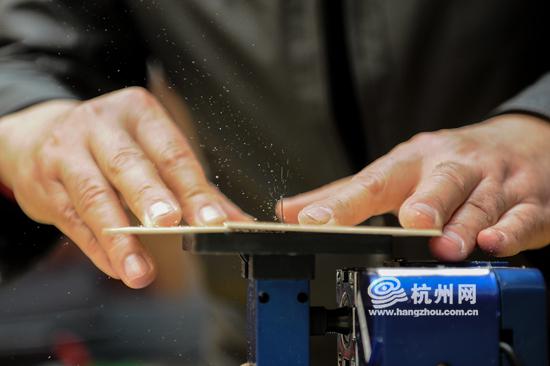 年近7旬公交达人 用车模记录了杭州公交的前世今生