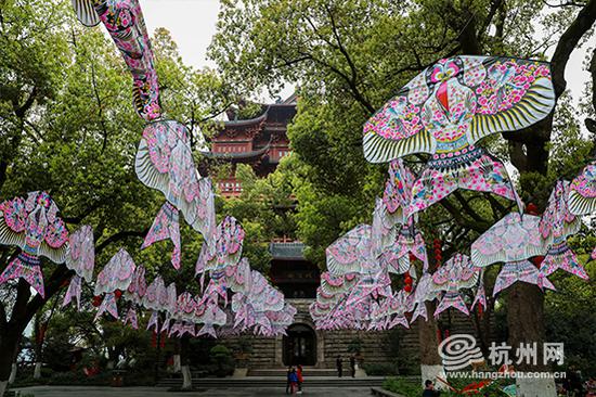 杭州吴山城隍阁前挂满燕子风筝。