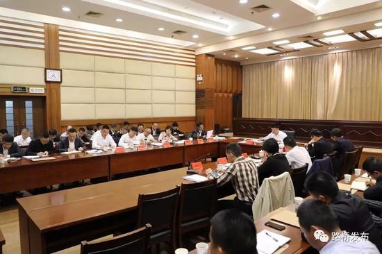 路桥区精简会议上直奔主题商议题论形势谋发展