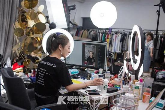 薇娅在直播间里为开播做准备。 首席记者 陈中秋 摄