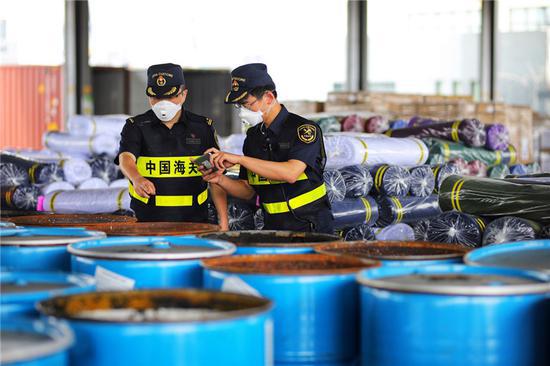 图为宁波海关关员查获禁止进境的固体废物 高雪峰 摄