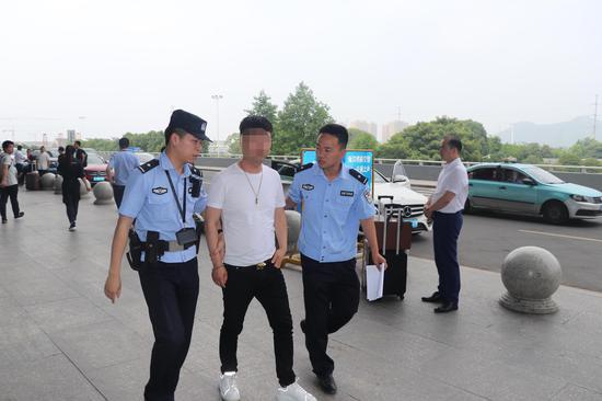 图为:民警抓获卢某建 韩文魁 摄