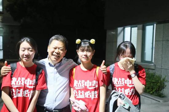 下楼时依然不舍的初三毕业生