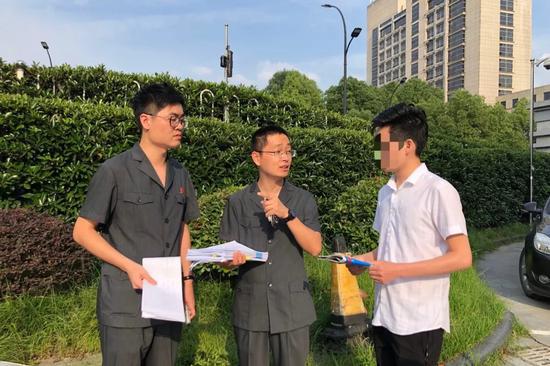 张某到杭州法院交车。 萧山法院 供图