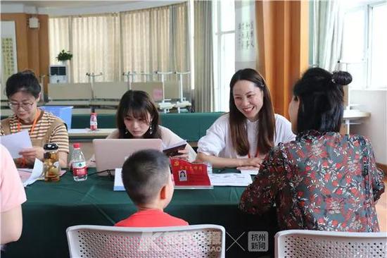 采荷二小一年级新生报名现场信息核验