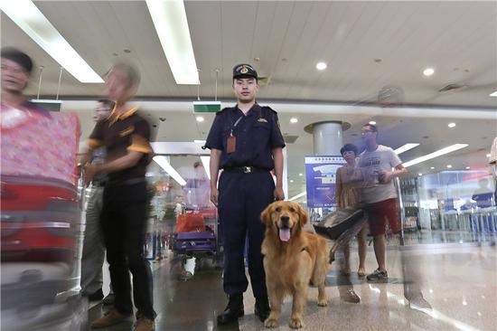 图为陈帅与缉毒犬 宁波海关供图