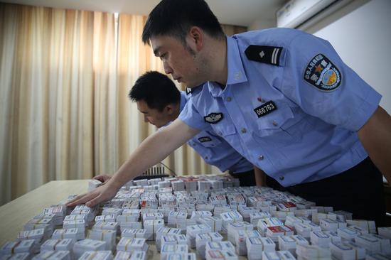 图为查获的“黑卡”。警方供图