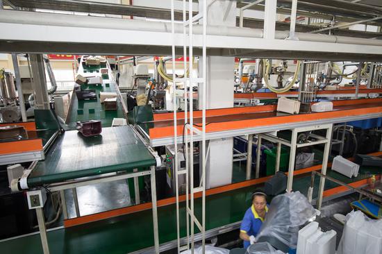图为:台州黄岩塑料制品企业加班加点赶制分类垃圾桶 王敏智摄
