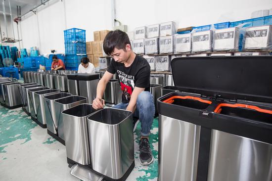 图为:台州黄岩塑料制品企业加班加点赶制分类垃圾桶 王敏智摄