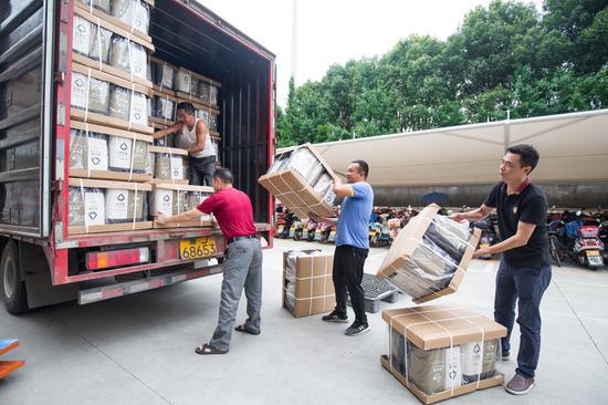 图为:台州黄岩塑料制品企业加班加点赶制分类垃圾桶 王敏智摄