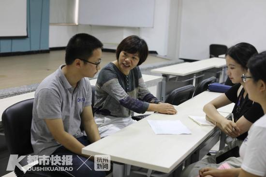 记者采访闰之 摄影 丨 徐美儿